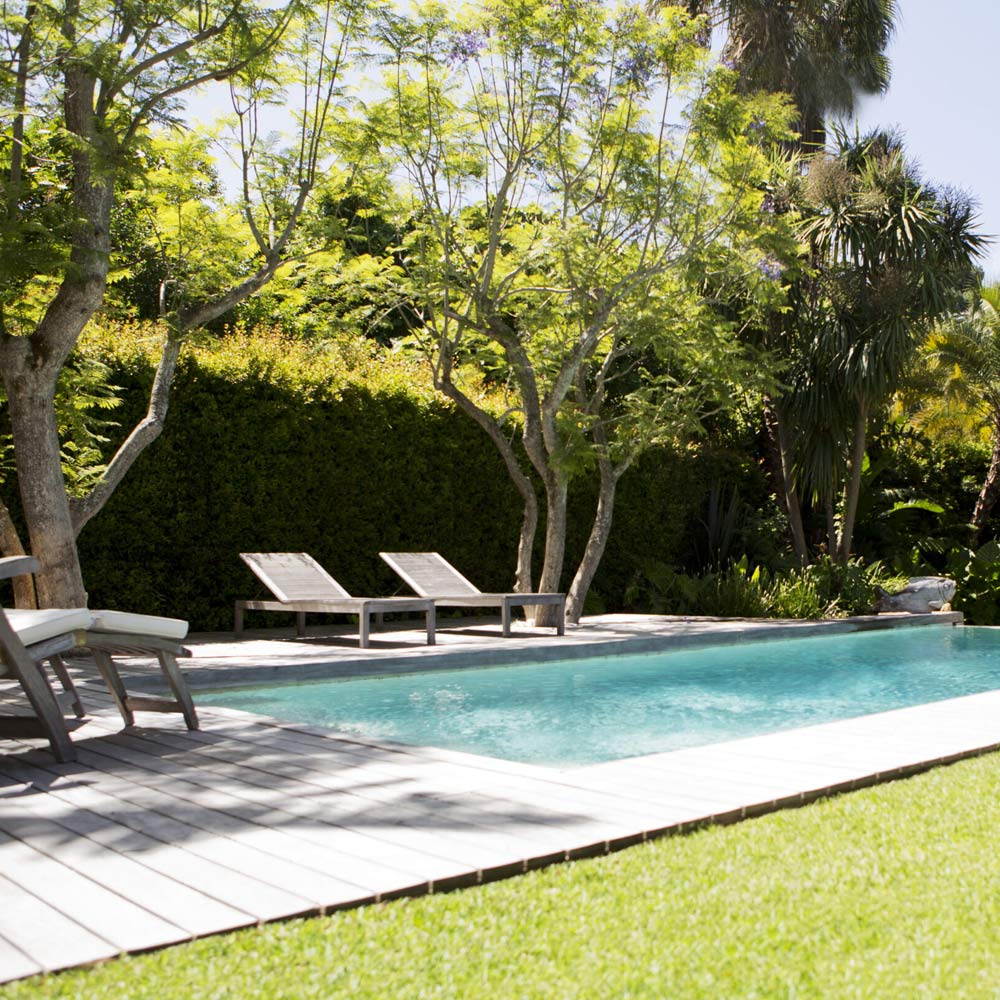 Una piscina al aire libre con tumbonas para tomar el sol es la clave al subir tu piscina en la plataforma.