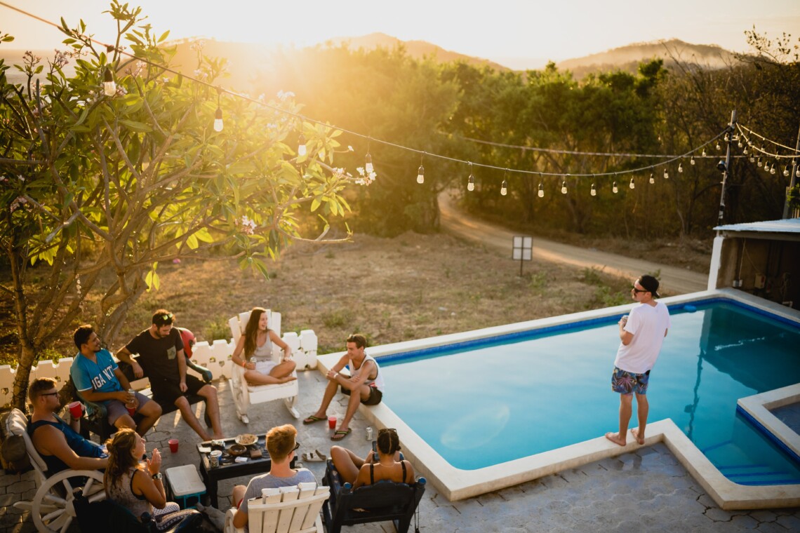 Amigos celebrando cumpleaños en la piscina