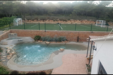 piscina con campo de futbol perfecta para team building