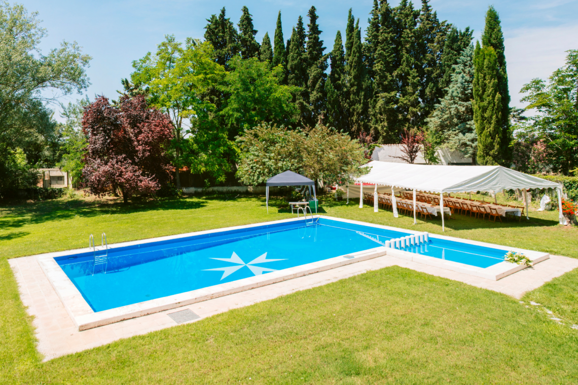 piscina jardin alquiler espacio exterior por horas familia amigos cumpleaños barbacoa