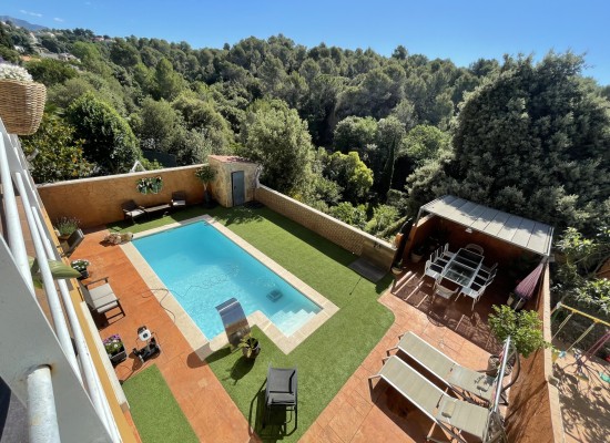 Piscina privada con jardín y barbacoa perfecta para familias