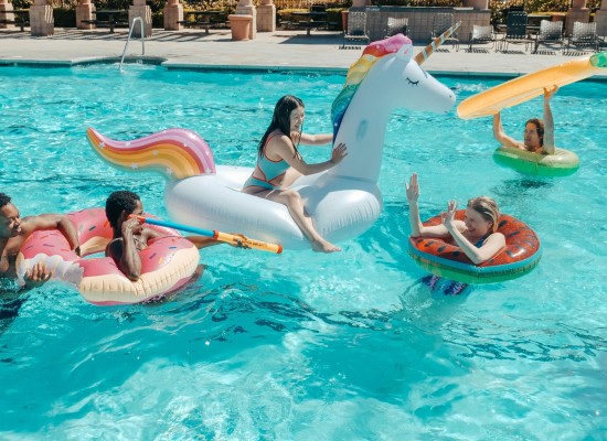 fiesta de adolescentes en la piscina privada