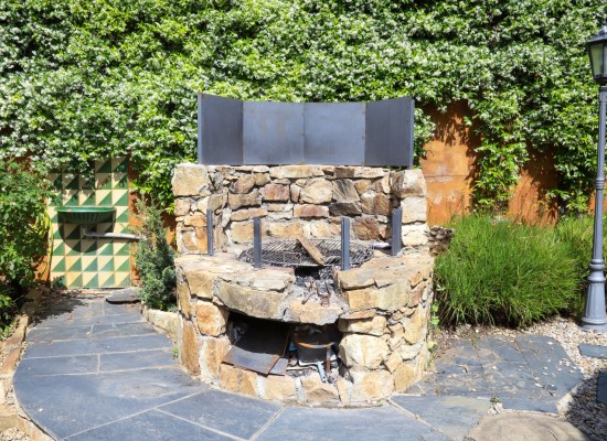 Barbacoa de piedra en una piscina privada de alquiler