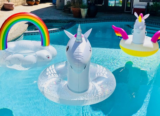 flotadores de cumpleaños en una piscina privada