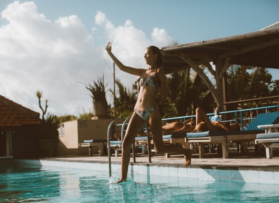 mujer sesion de fotos piscina