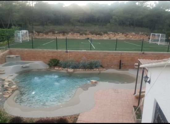 piscina con campo de futbol perfecta para team building